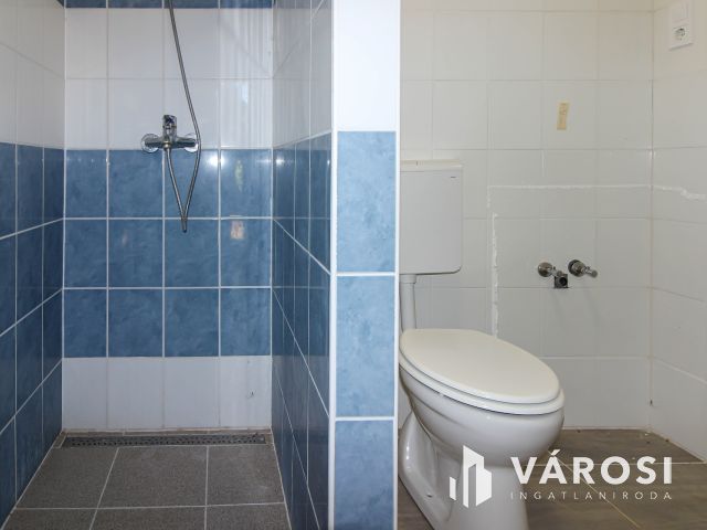 Két különálló ház egy telken