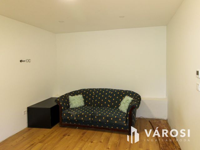 Két különálló ház egy telken